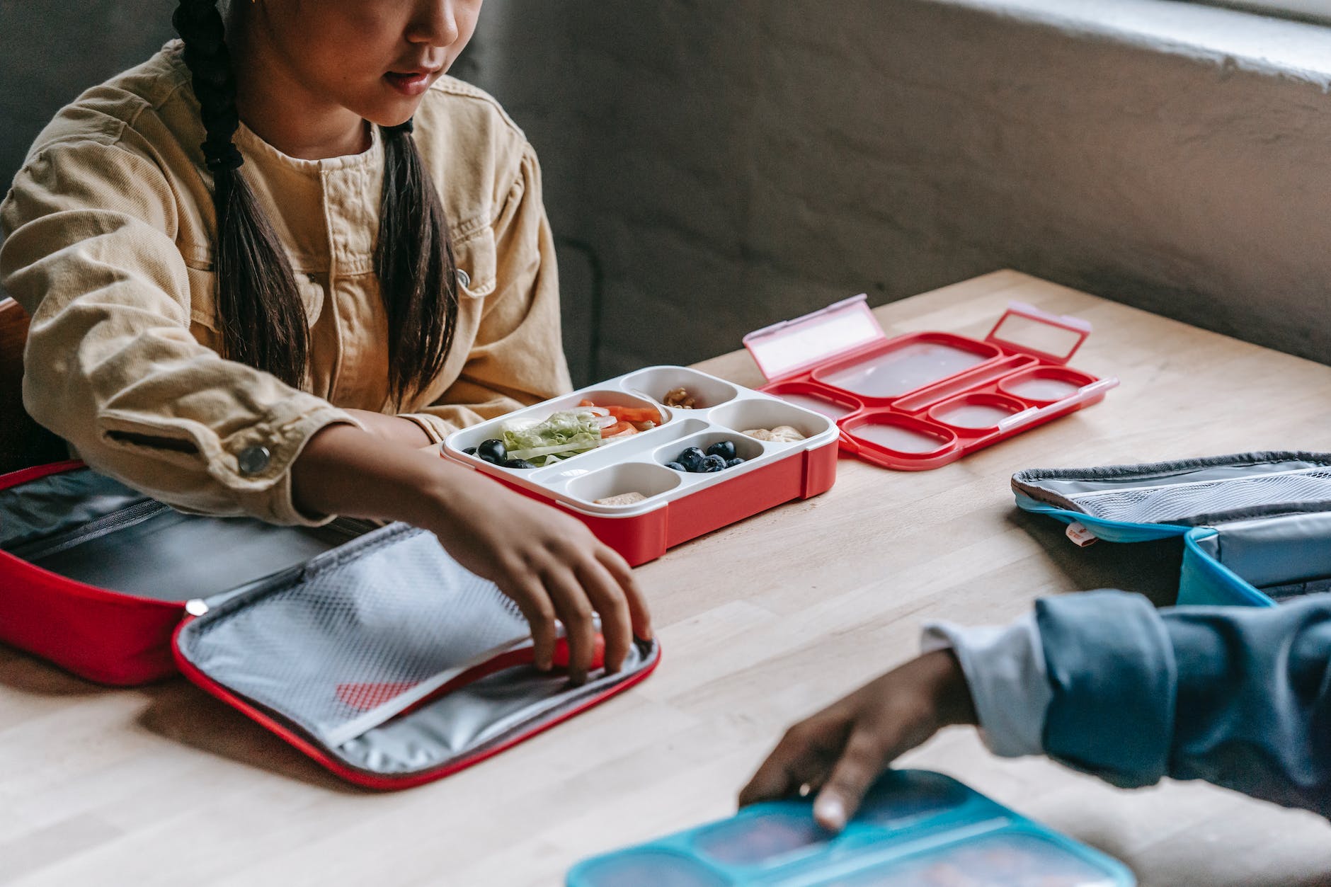 pack lunches in reusable lunchboxes for a zero-waste lunch